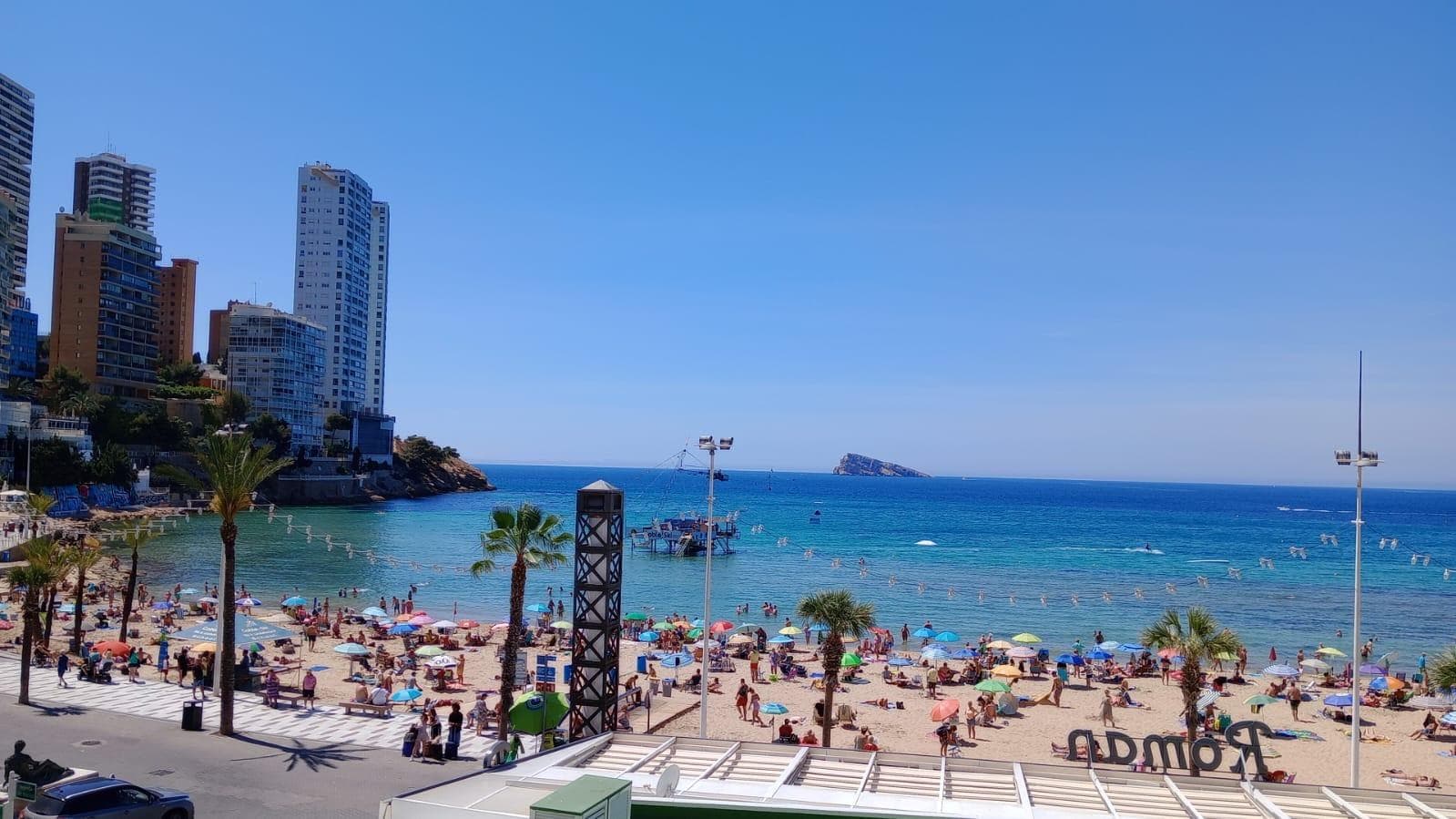 ¡GRAN BAJADA DEL PRECIO! Lujoso piso con 4 dormitorios en 1 Línea playa Levante con vistas maravillosas al mar.