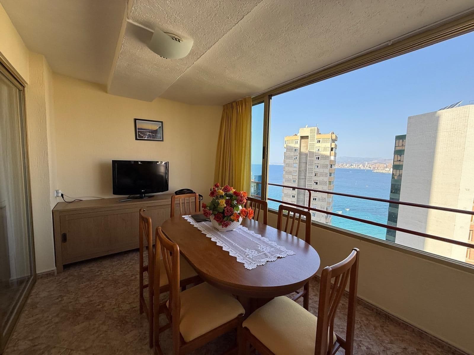 Precioso reformado piso con 3 dormitorios y vistas al mar a un paso de playa Levante.