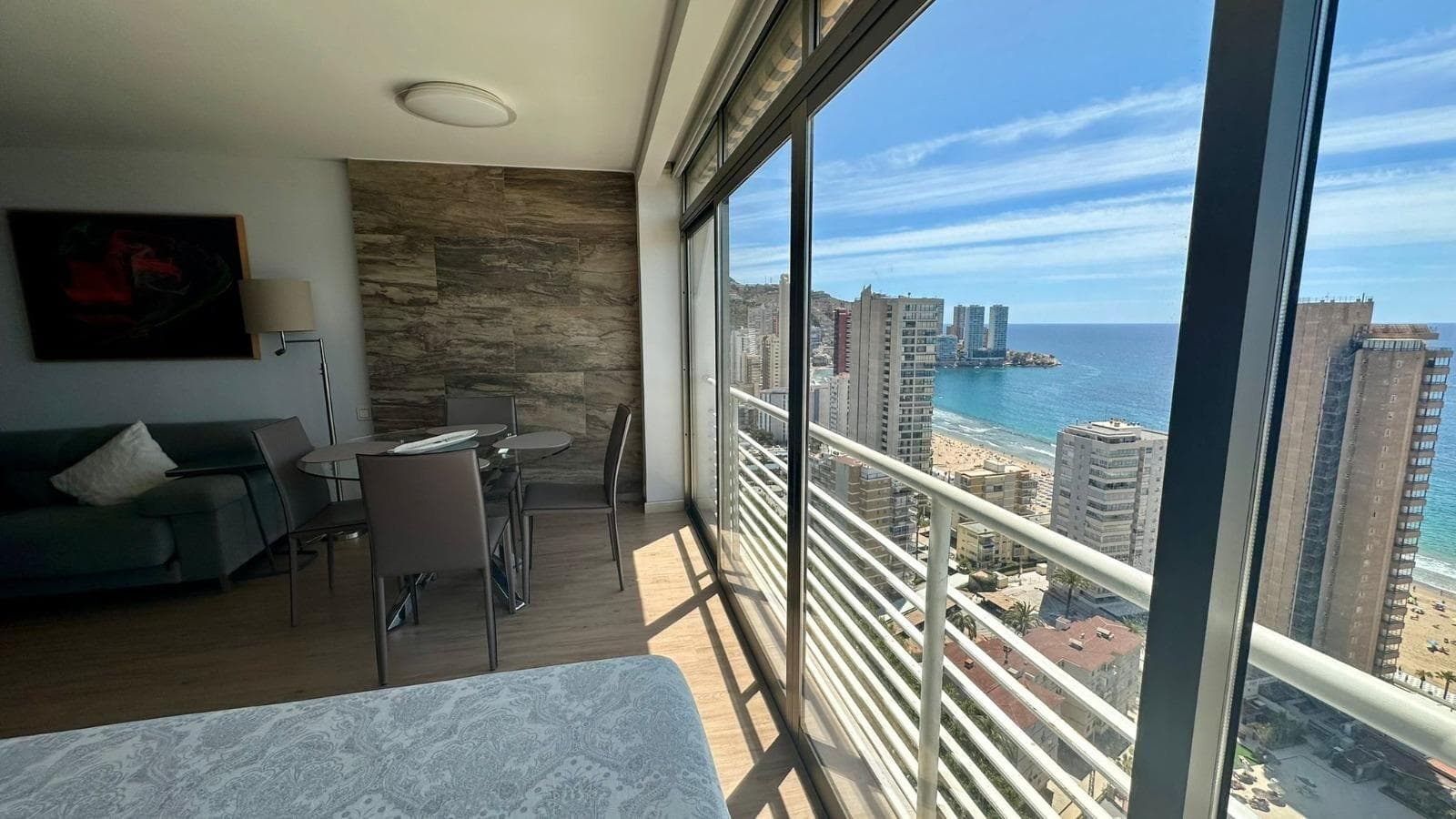 Precioso reformado loft con vistas espectaculares al mar y Benidorm en 2 linea playa Levante.
