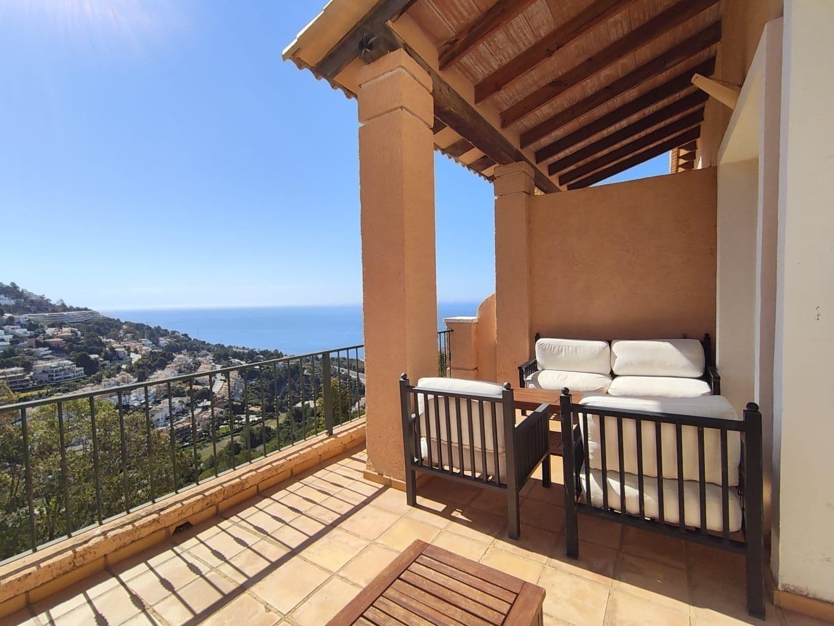 Precioso chalet adosado con vistas panorámicas al mar y montañas en zona Altea Hills.