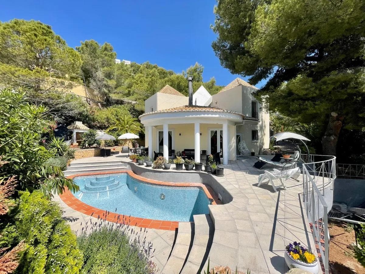 Precioso chalet independiente ubicado en prestigiosa urbanización Santa Clara de Altea.