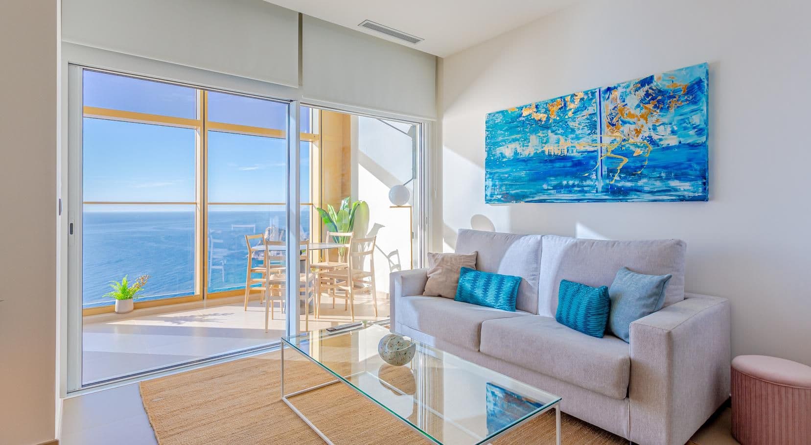 Espectacular apartamento con 2 dormitorios y vistas increíbles al mar y costa mediterránea.